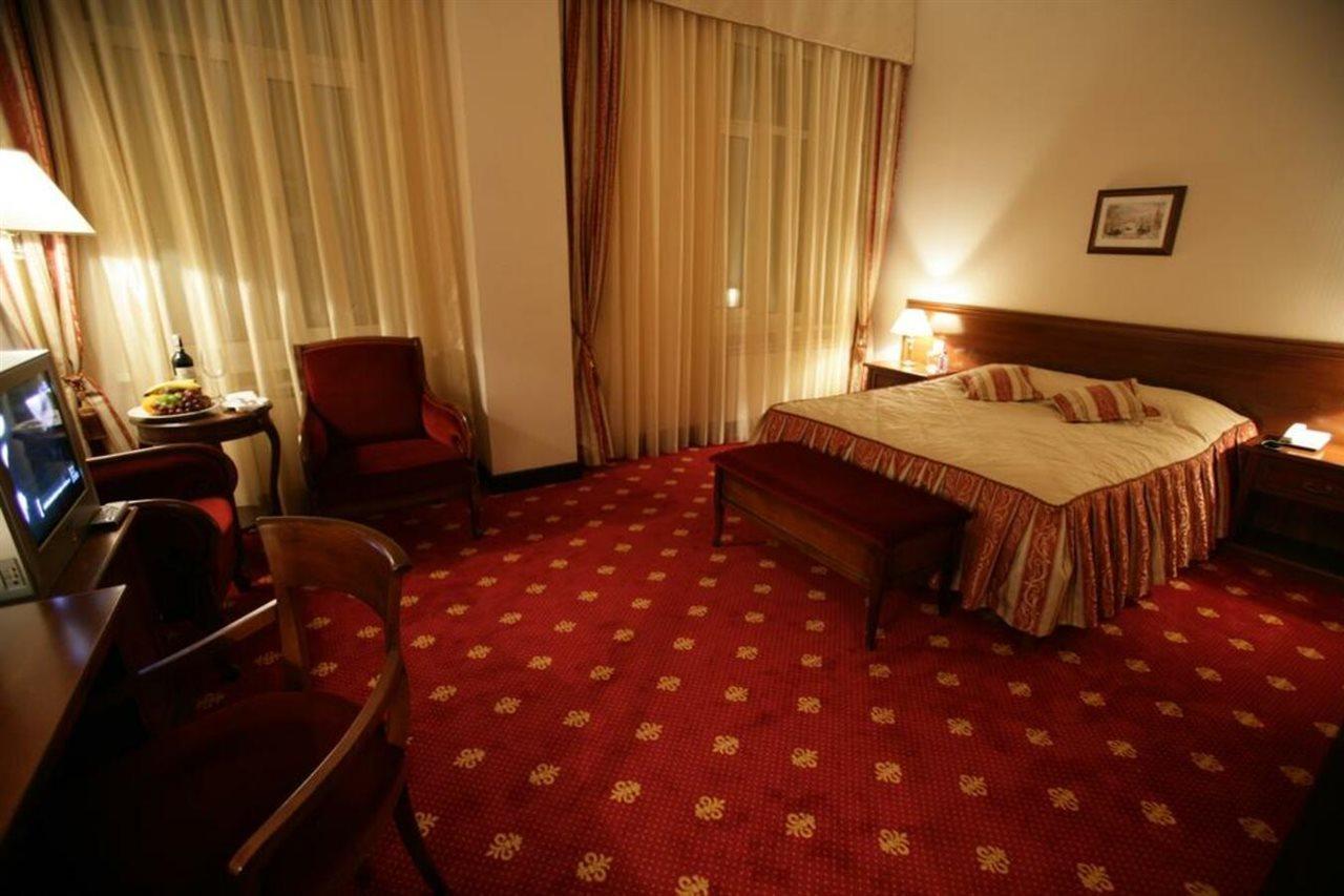 Grand Tien Shan Hotel Алма Ата Екстериор снимка