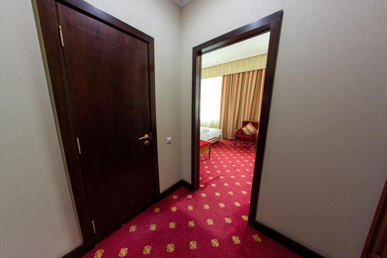 Grand Tien Shan Hotel Алма Ата Екстериор снимка