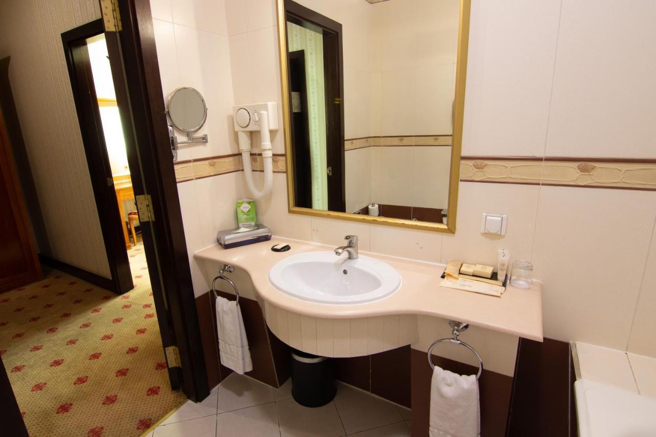 Grand Tien Shan Hotel Алма Ата Екстериор снимка