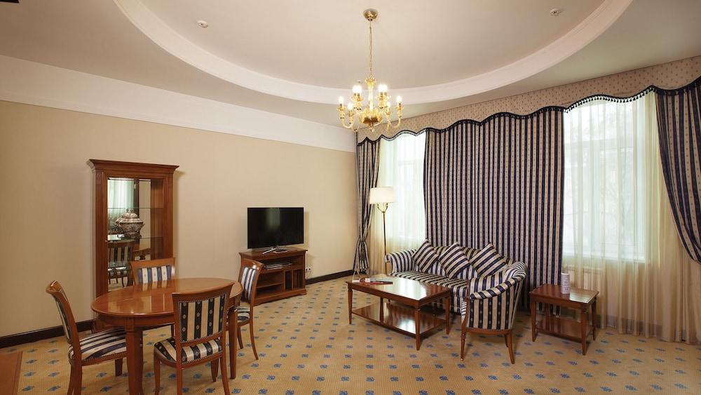 Grand Tien Shan Hotel Алма Ата Екстериор снимка