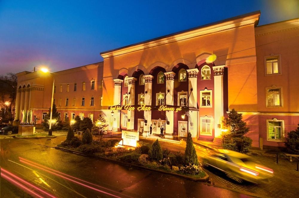 Grand Tien Shan Hotel Алма Ата Екстериор снимка