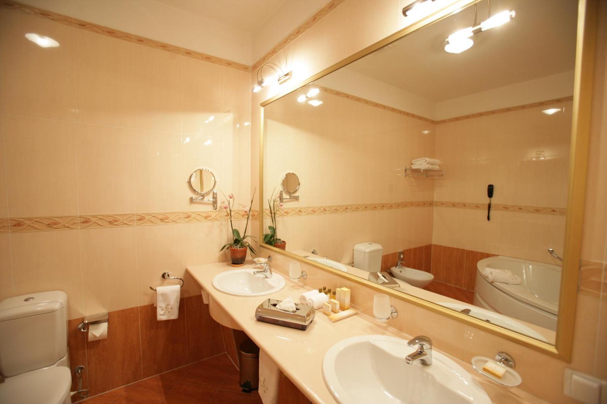 Grand Tien Shan Hotel Алма Ата Стая снимка