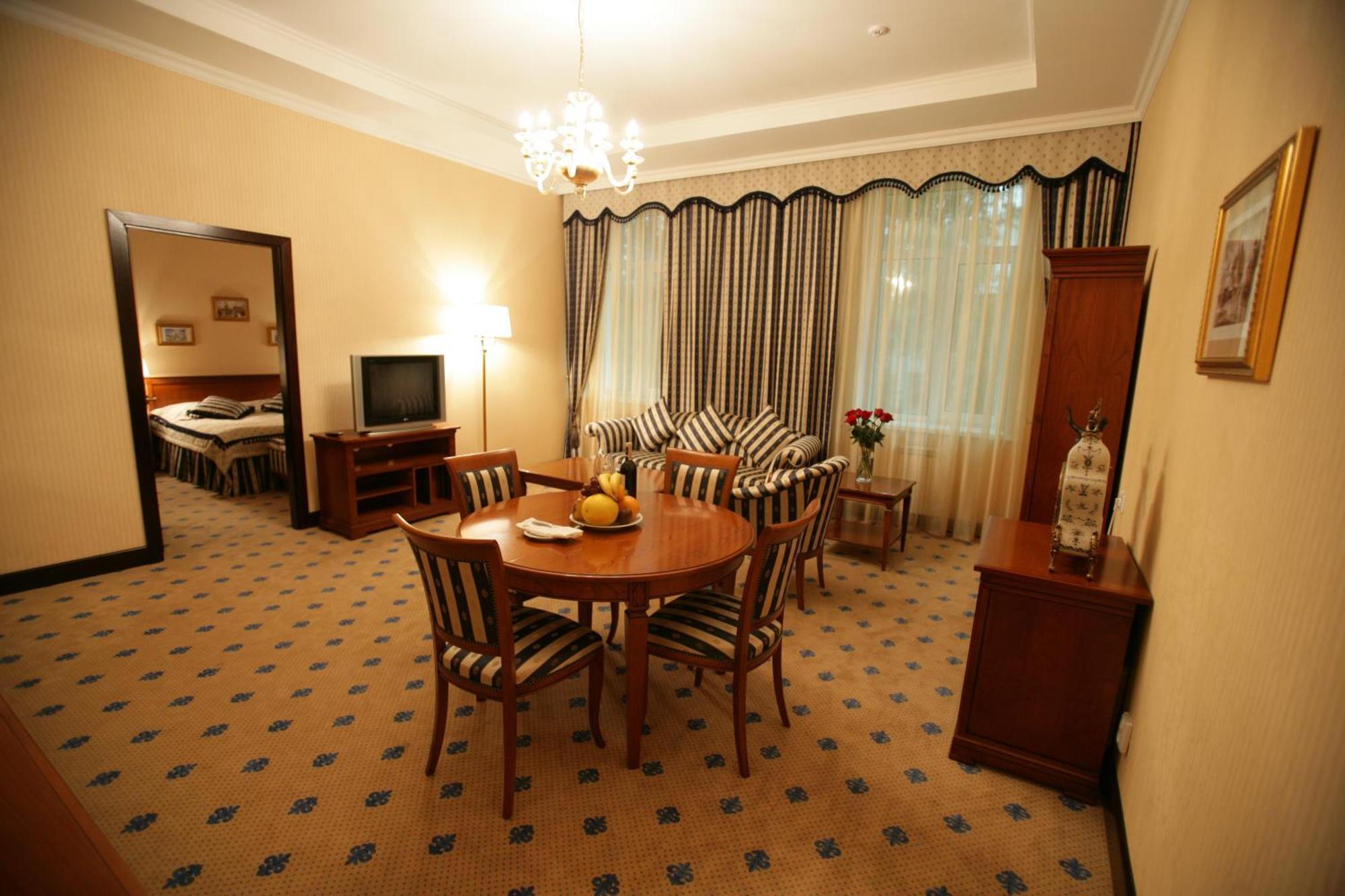 Grand Tien Shan Hotel Алма Ата Стая снимка