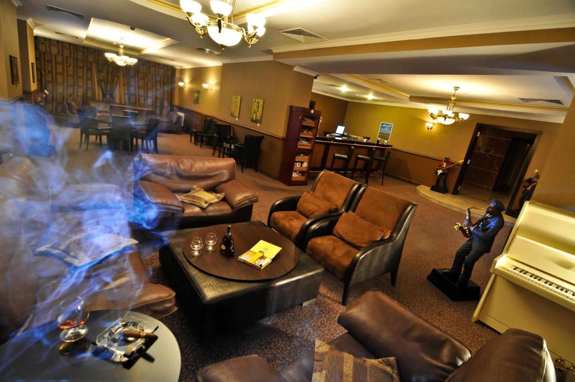 Grand Tien Shan Hotel Алма Ата Екстериор снимка