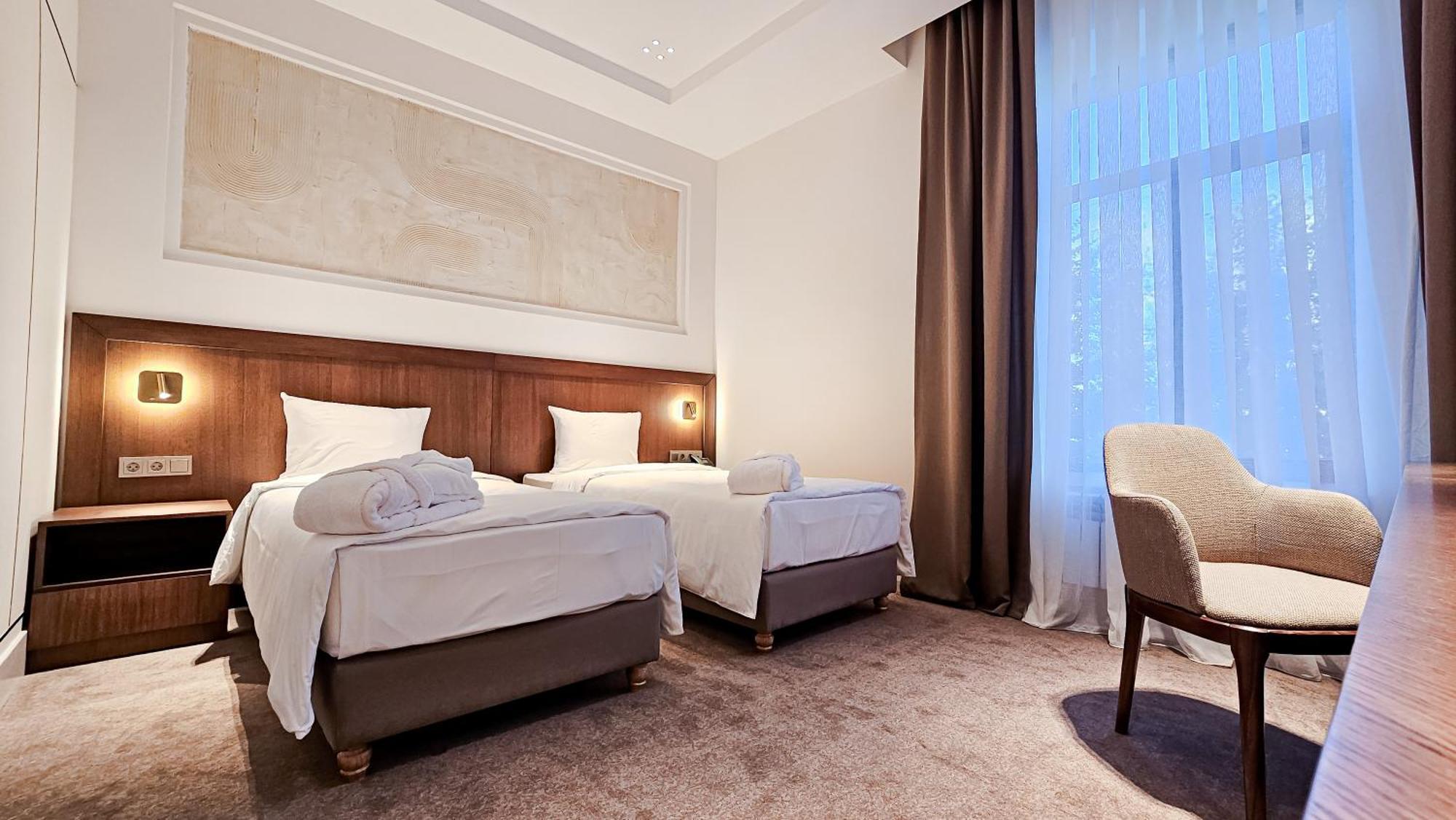 Grand Tien Shan Hotel Алма Ата Екстериор снимка
