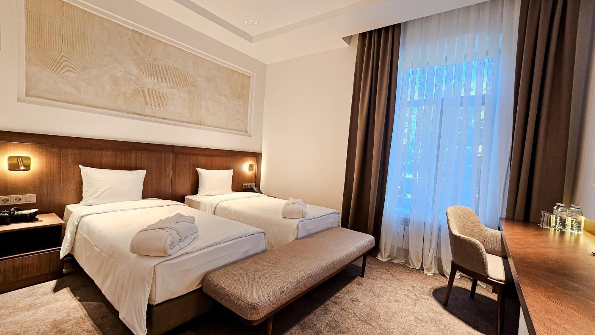Grand Tien Shan Hotel Алма Ата Екстериор снимка