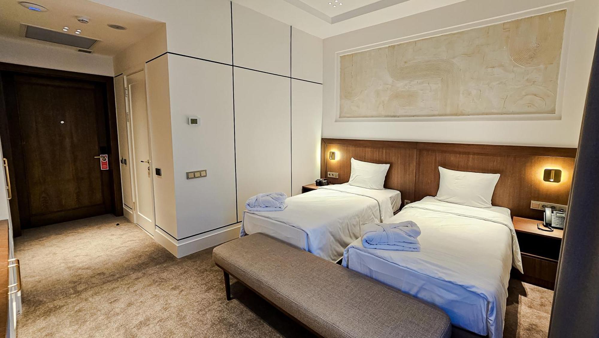 Grand Tien Shan Hotel Алма Ата Екстериор снимка