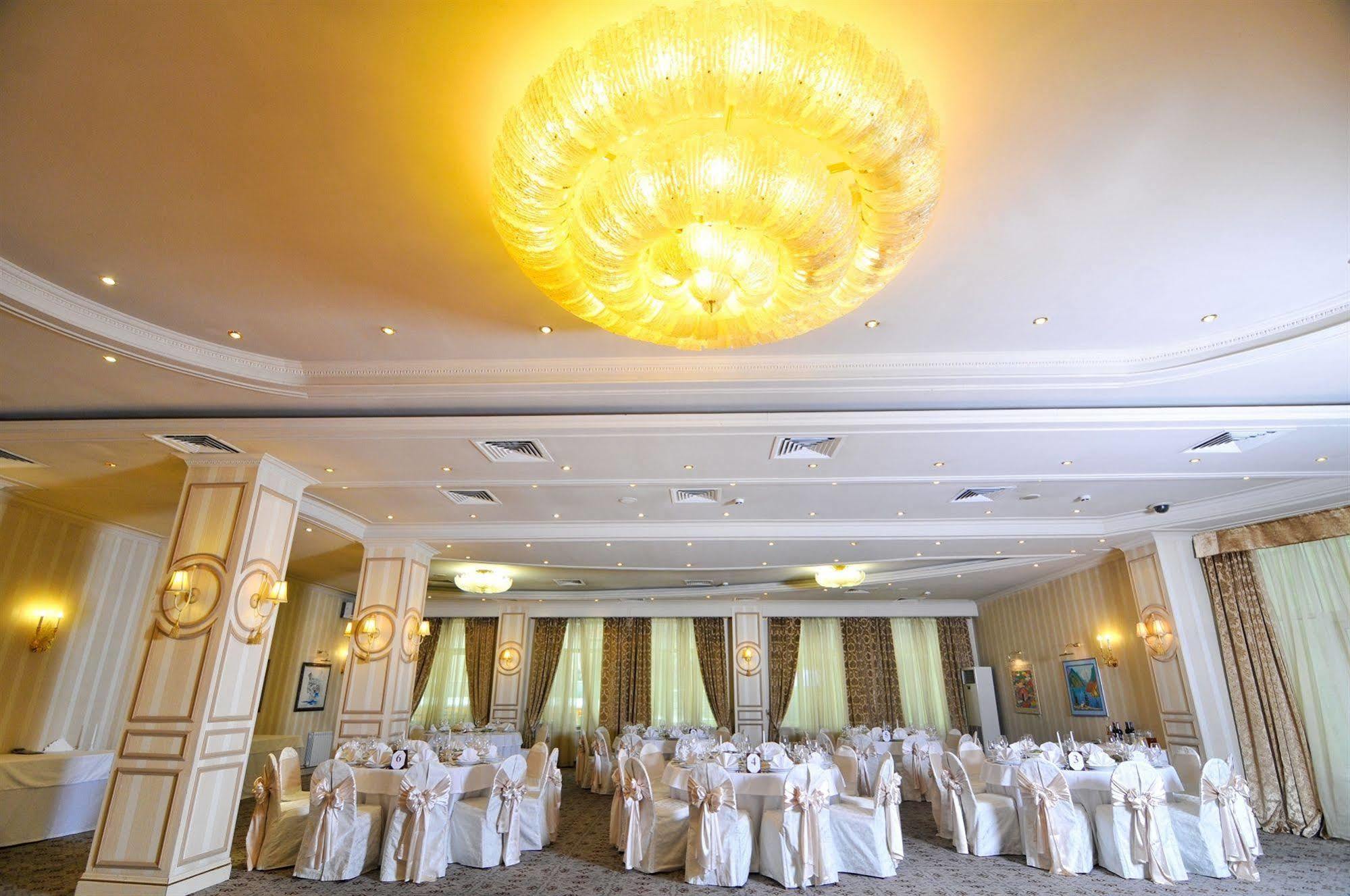 Grand Tien Shan Hotel Алма Ата Ресторант снимка
