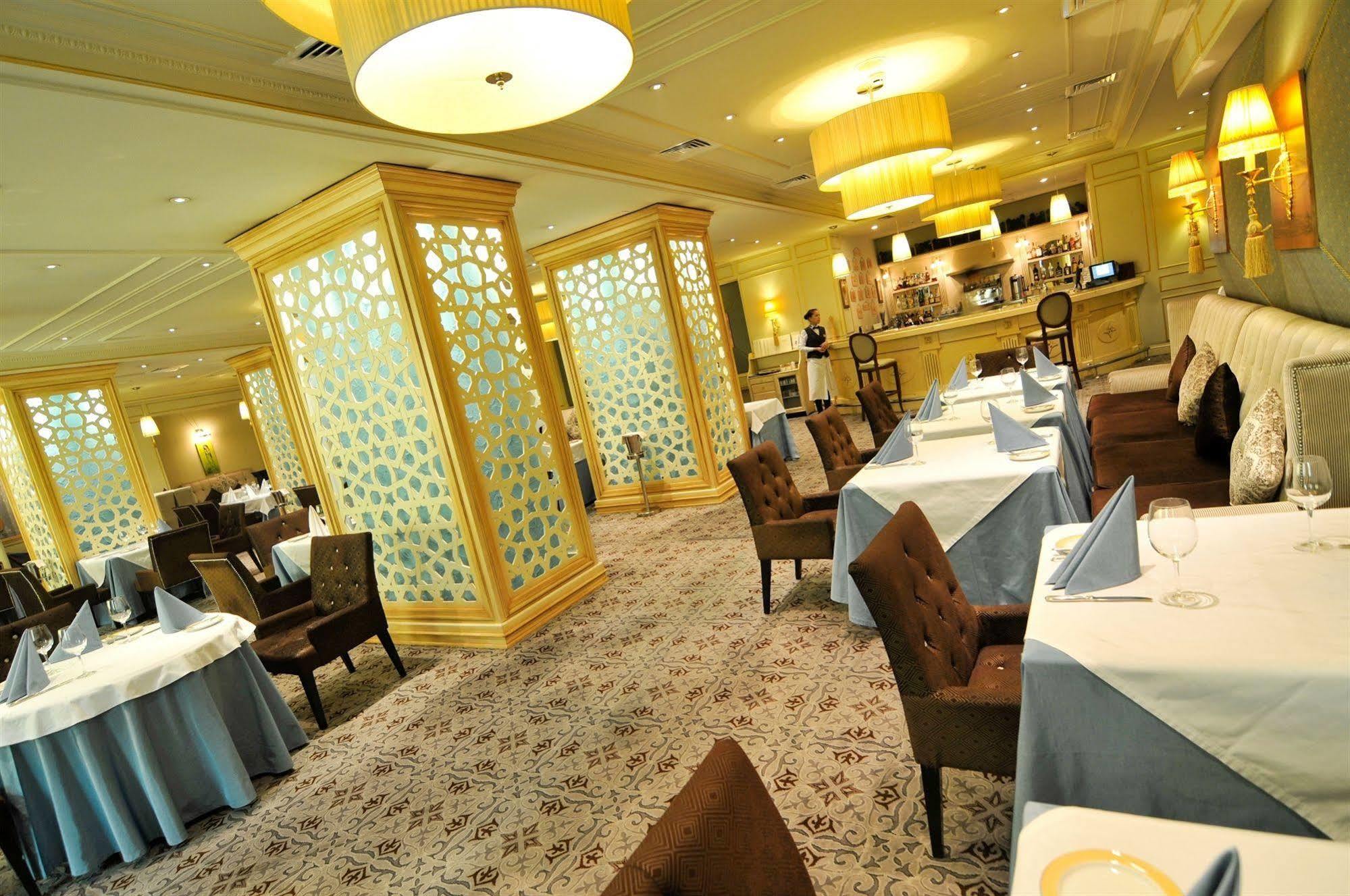 Grand Tien Shan Hotel Алма Ата Ресторант снимка